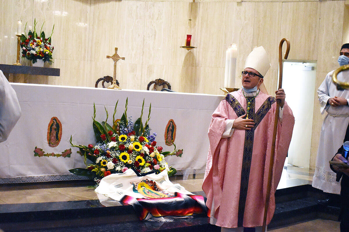 El obispo de la Diócesis de Las Vegas, Greg Gordon participó en la Misa de Gallo. El sábado ...