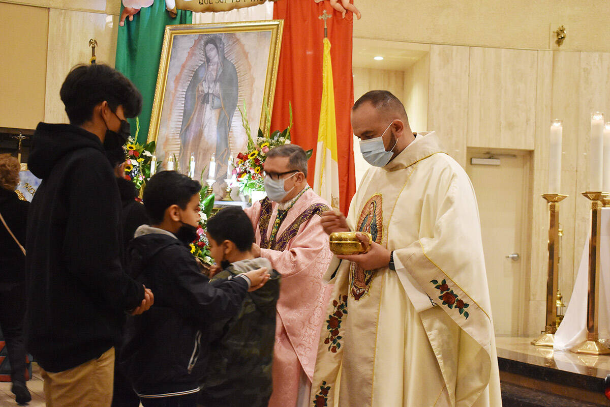La misa en honor de la Virgen de Guadalupe fue oficiada por el padre Miguel Corral. El sábado ...