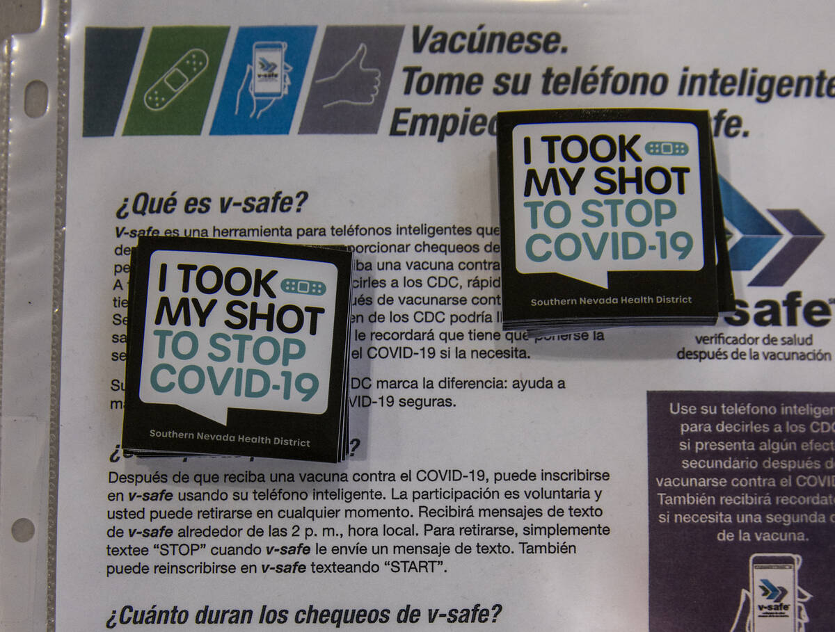 Imanes para quienes se vacunan en la clínica de vacunación COVID-19 en el Distrito de Salud d ...