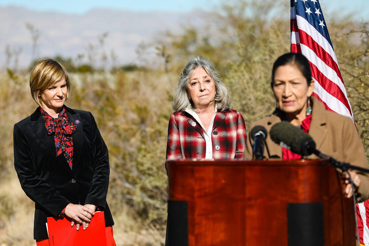 Las representantes Susie Lee y Dina Titus, demócratas por Nevada, a la derecha, escuchan a la ...