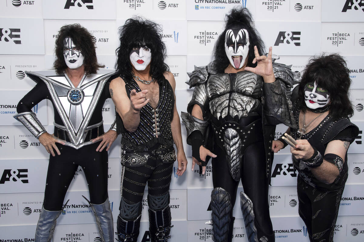 Los miembros de Kiss, de izquierda a derecha, Tommy Thayer, Paul Stanley, Gene Simmons y Eric S ...