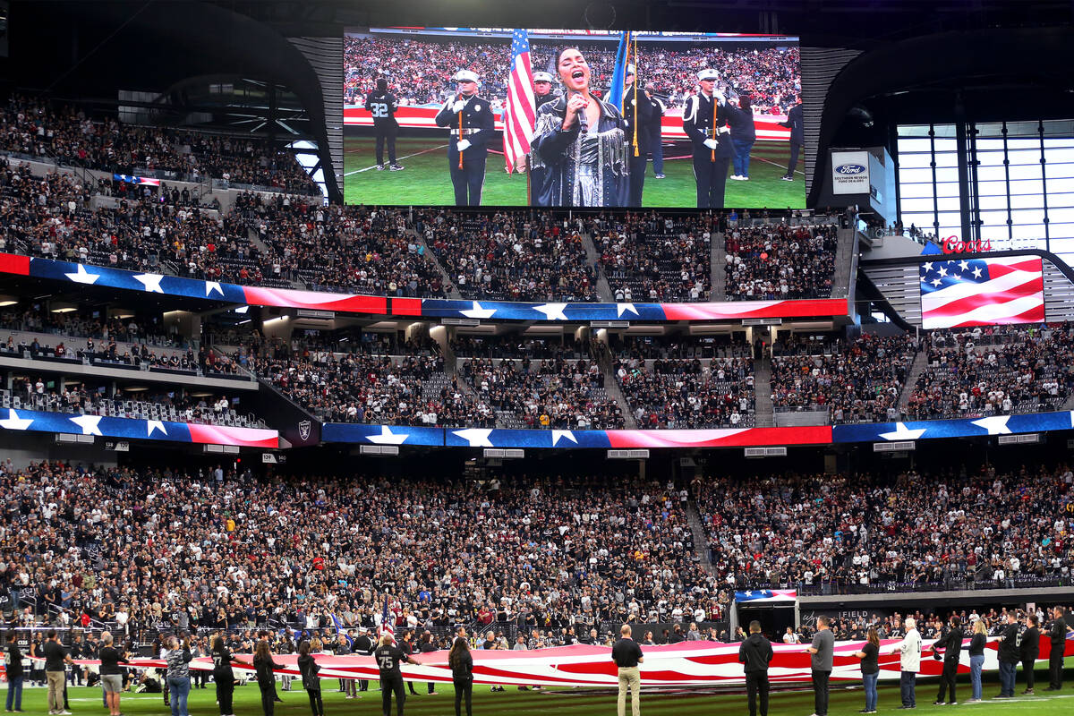 Vanessa Hudgens canta el Himno Nacional antes del inicio de un partido de fútbol americano de ...