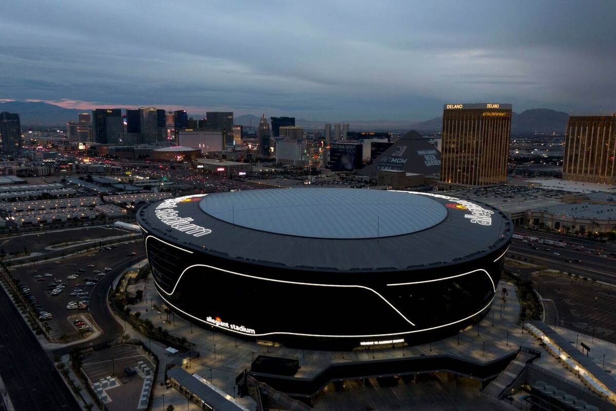 Vista aérea del Allegiant Stadium y del Strip de Las Vegas el martes 7 de diciembre de 2021. ( ...