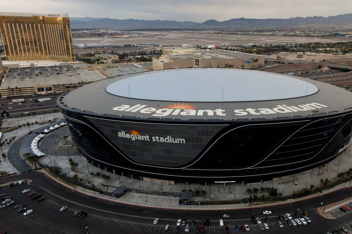 Vista aérea del Allegiant Stadium y del Strip de Las Vegas el martes 7 de diciembre de 2021. ( ...