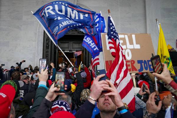 Insurrectos leales al presidente Donald Trump amotinan frente al Capitolio, el 6 de enero de 20 ...