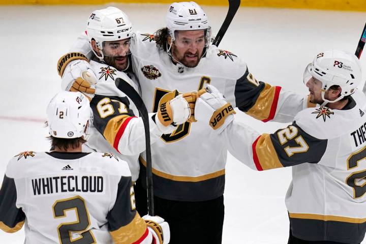 El ala izquierda de los Vegas Golden Knights, Max Pacioretty (67), es felicitado tras su gol du ...