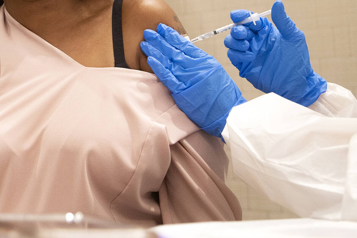 Jessica Dula recibe la vacuna contra COVID-19 de Pfizer en una clínica de vacunas en Resorts W ...