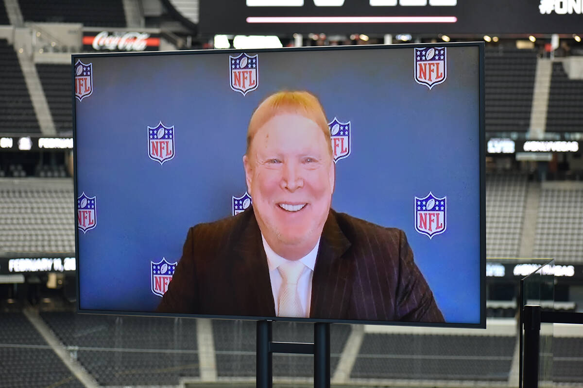 El propietario de los Raiders, Mark Davis, mediante una video-llamada se mostró feliz tras hab ...