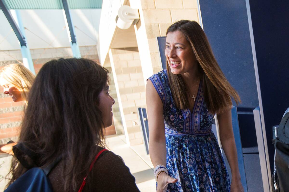 La directora Lisa Burkhead saluda a los estudiantes en su llegada al primer día de clases en F ...