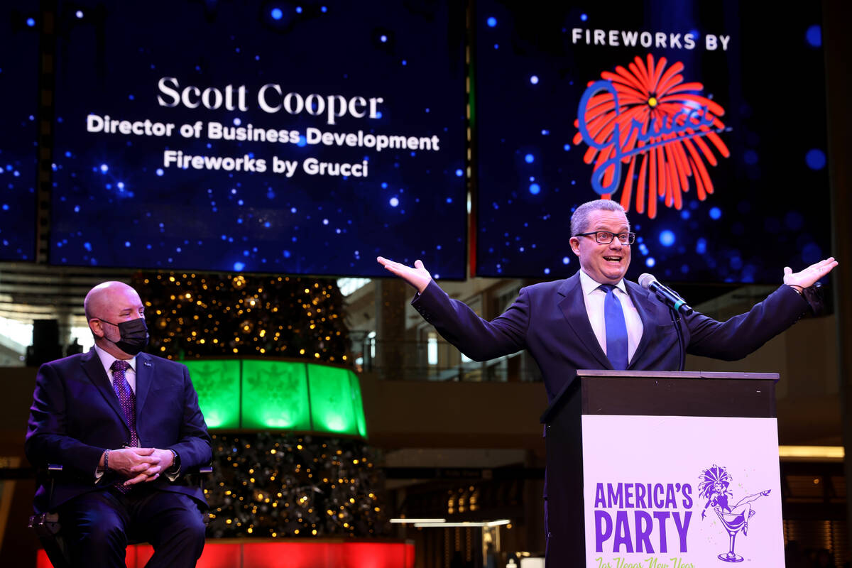 El director de desarrollo empresarial de Fireworks by Grucci, Scott Cooper, a la derecha, habla ...