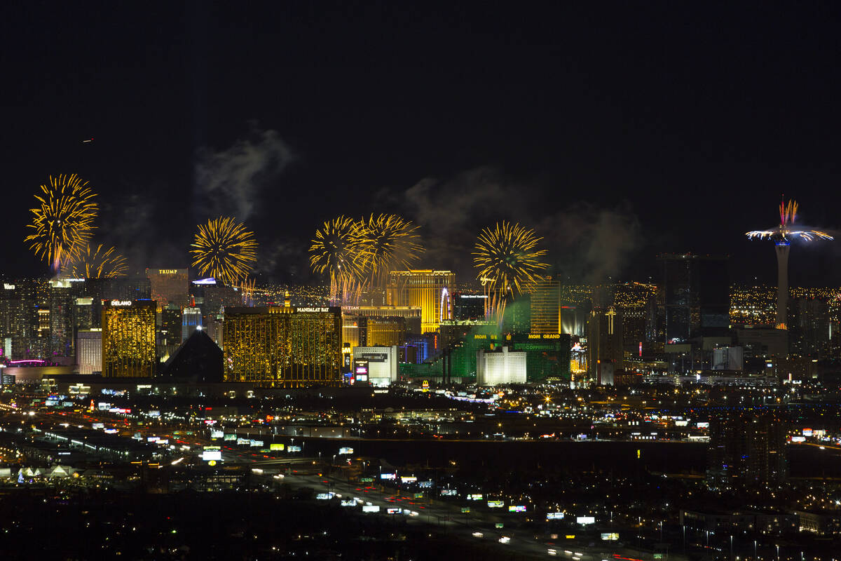 Los fuegos artificiales de Año Nuevo explotan sobre el Strip de Las Vegas dando la bienvenida ...