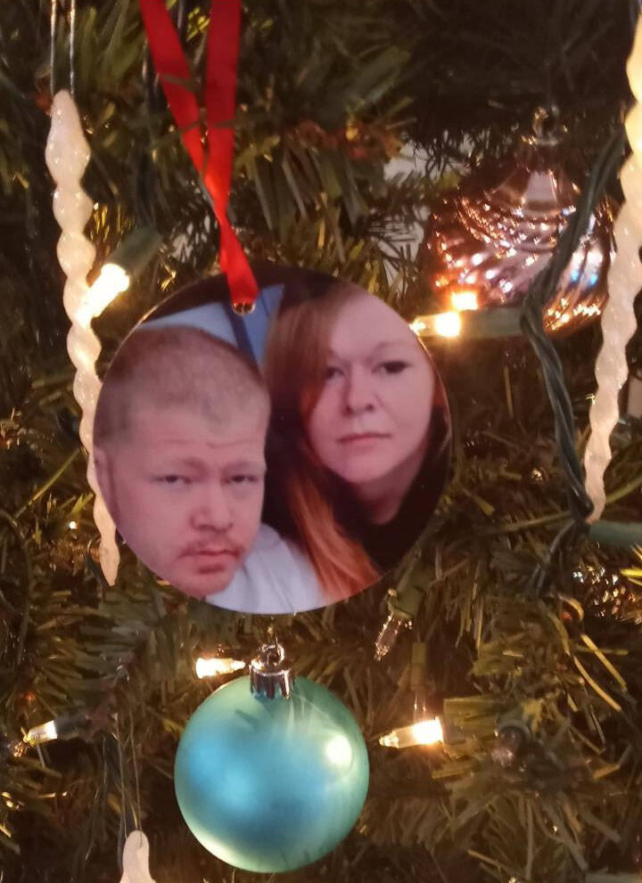 Un adorno para el árbol de Navidad que tiene una foto de Jacob Stanley con su hermana Roxanne ...