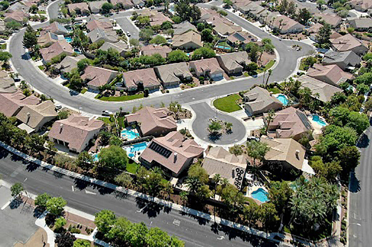 Vista aérea de las viviendas cerca de Paseo Verde Parkway y Desert Shadow Trail en Henderson, ...