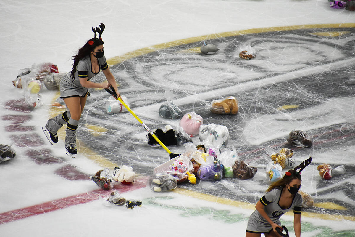 Cientos de muñecos de peluche cayeron sobre la pista de hielo durante el juego entre Henderson ...