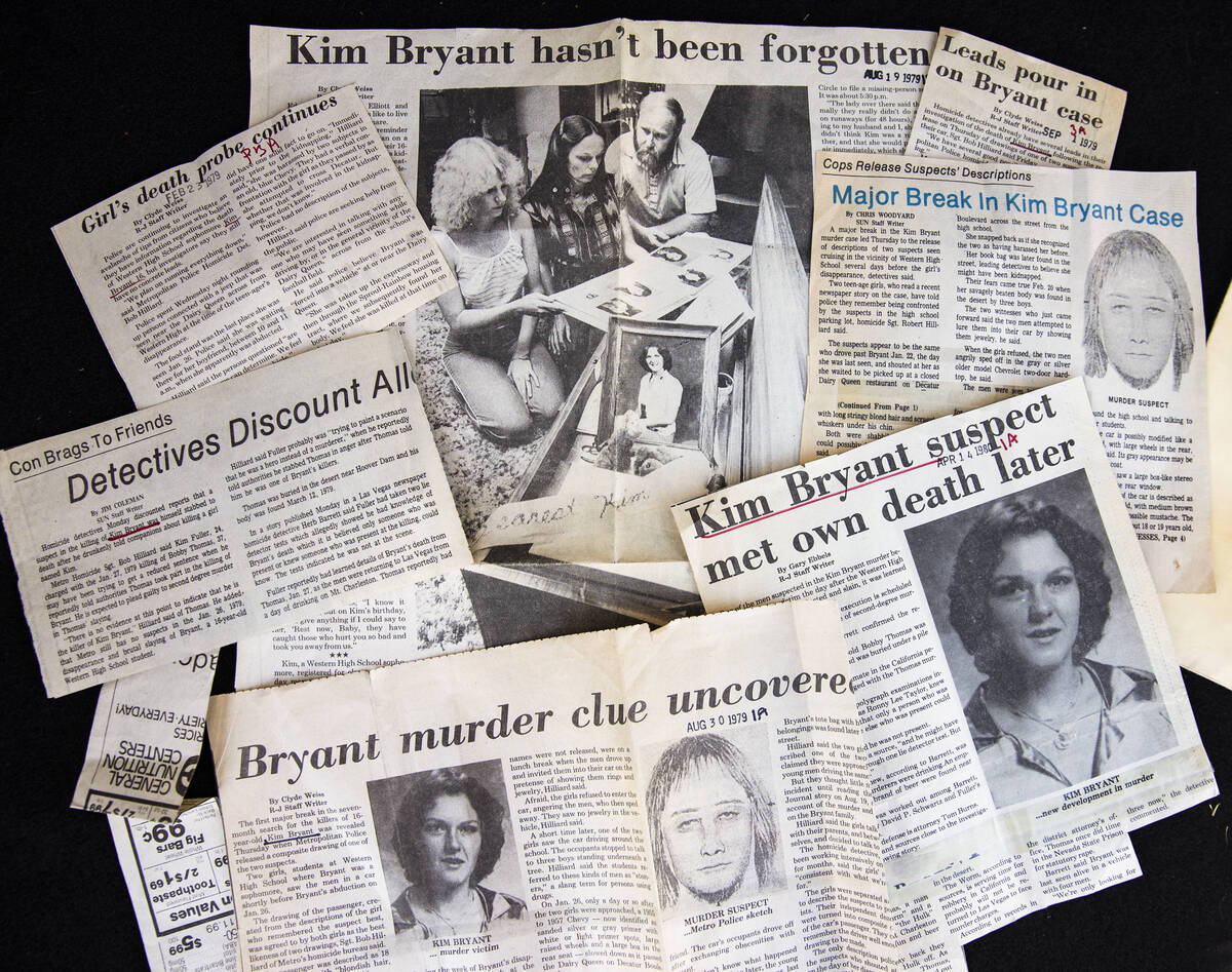 Copias del Review-Journal con el reportaje de Kim Bryant, que fue asesinada en 1979, se muestra ...