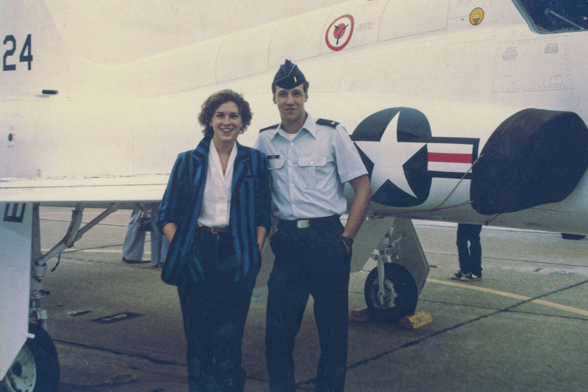 Diana Hanson y su hermano, Kevin Hanson, aparecen en la base aérea de Columbus, en Mississippi ...