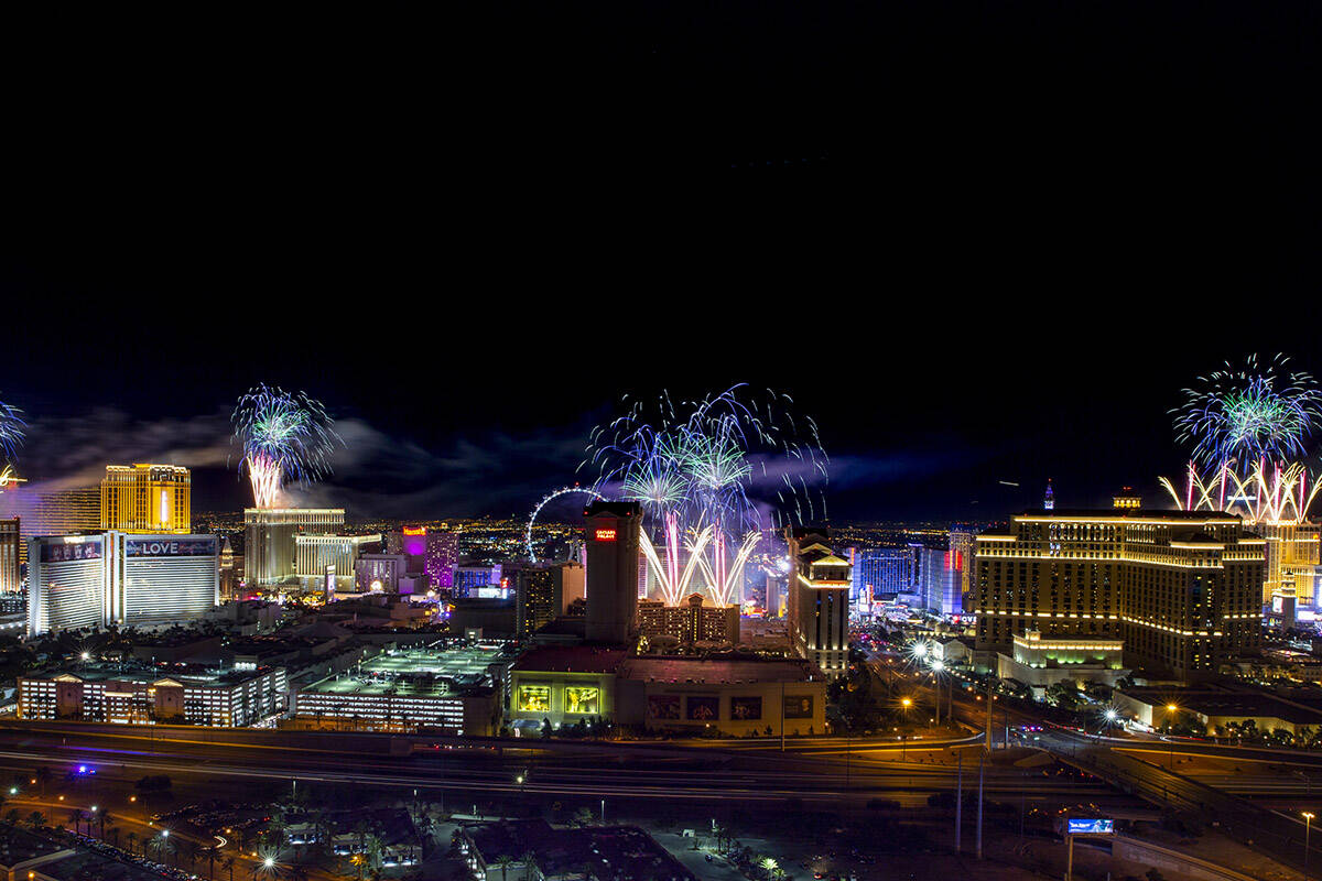 Fuegos artificiales de Año Nuevo estallan sobre el Strip de Las Vegas, el 1º de enero de 2020 ...