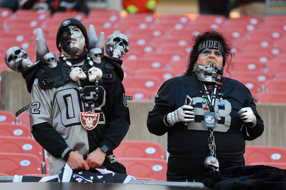 Aficionados asisten a un partido de fútbol americano de la NFL entre los Raiders y los Clevela ...