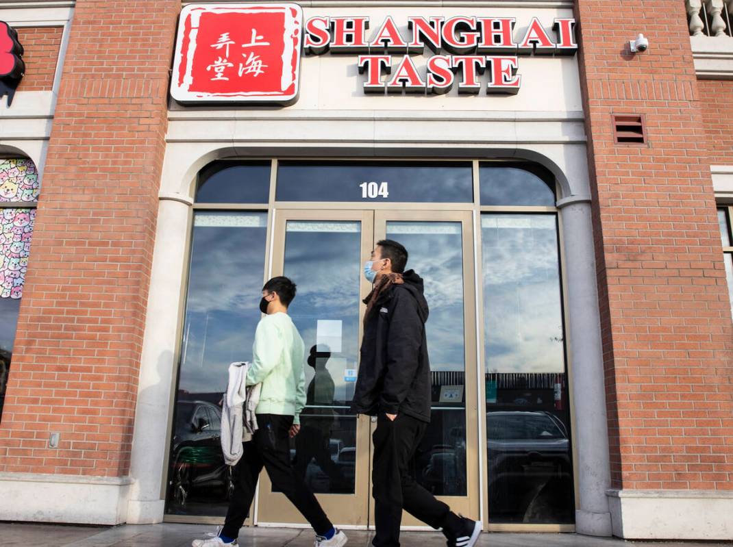 Peatones pasan por Shanghai Taste en 4255 Spring Mountain Road en China Town el lunes, 20 de di ...