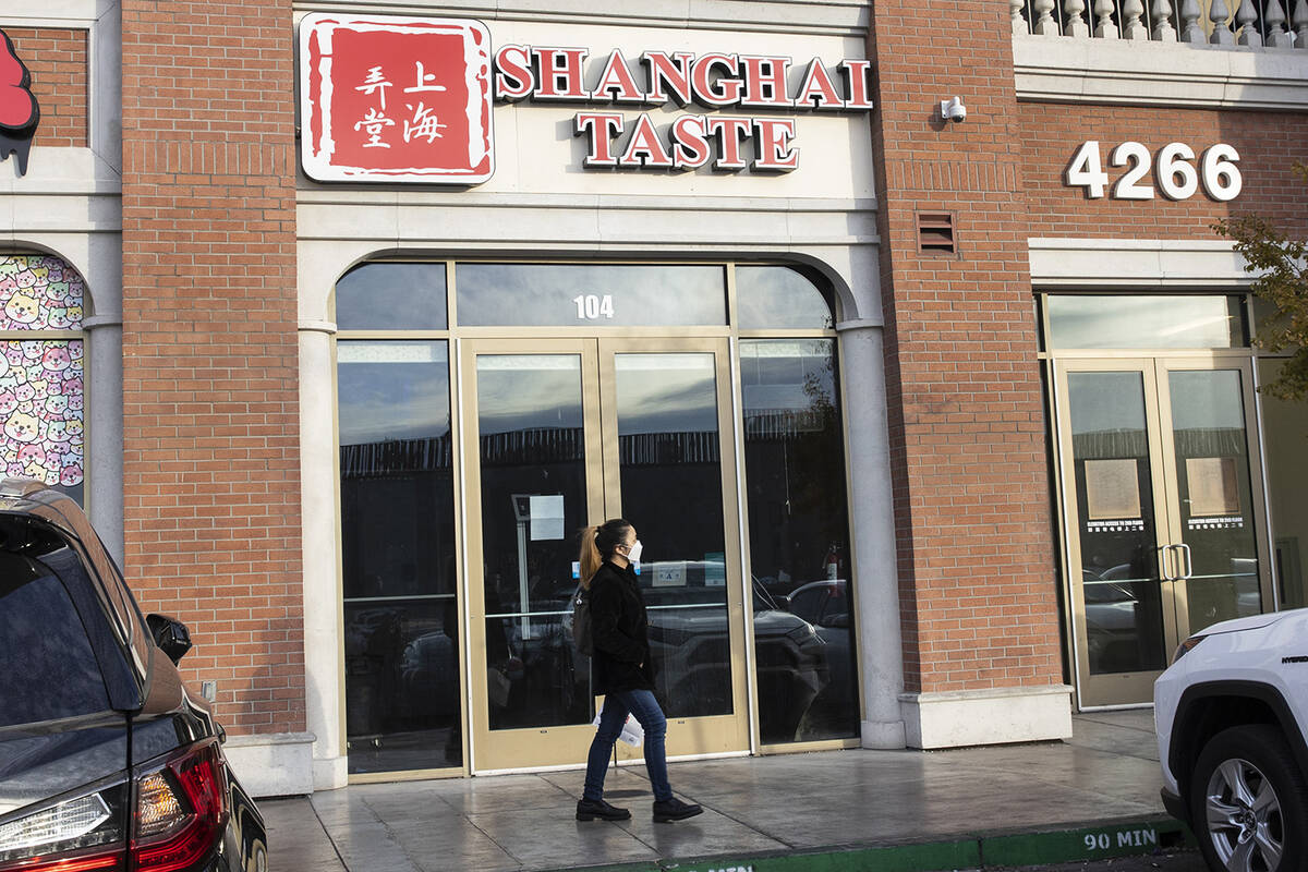 Peatones pasan por Shanghai Taste en 4255 Spring Mountain Road en China Town el lunes, 20 de di ...