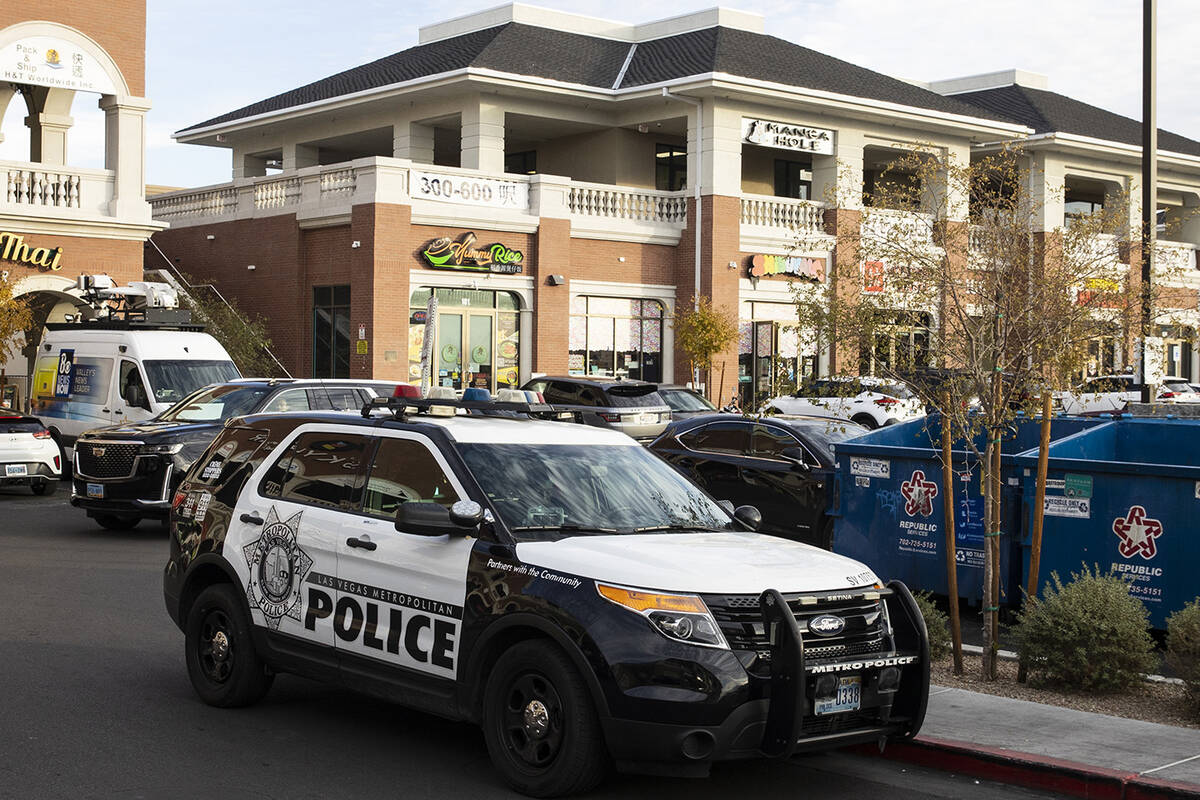 Una patrulla de la Policía Metropolitana de Las Vegas estacionada fuera de Shanghai Taste en 4 ...