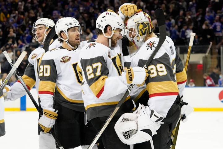 El portero de los Vegas Golden Knights, Laurent Brossoit (39), celebra con sus compañeros de e ...