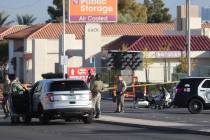Un agente de policía de Las Vegas resultó herido el martes por la tarde por una motorista que ...