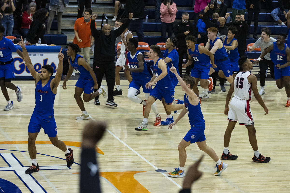 Los jugadores de Bishop Gorman celebran su victoria en el doble tiempo extra contra Liberty Hig ...