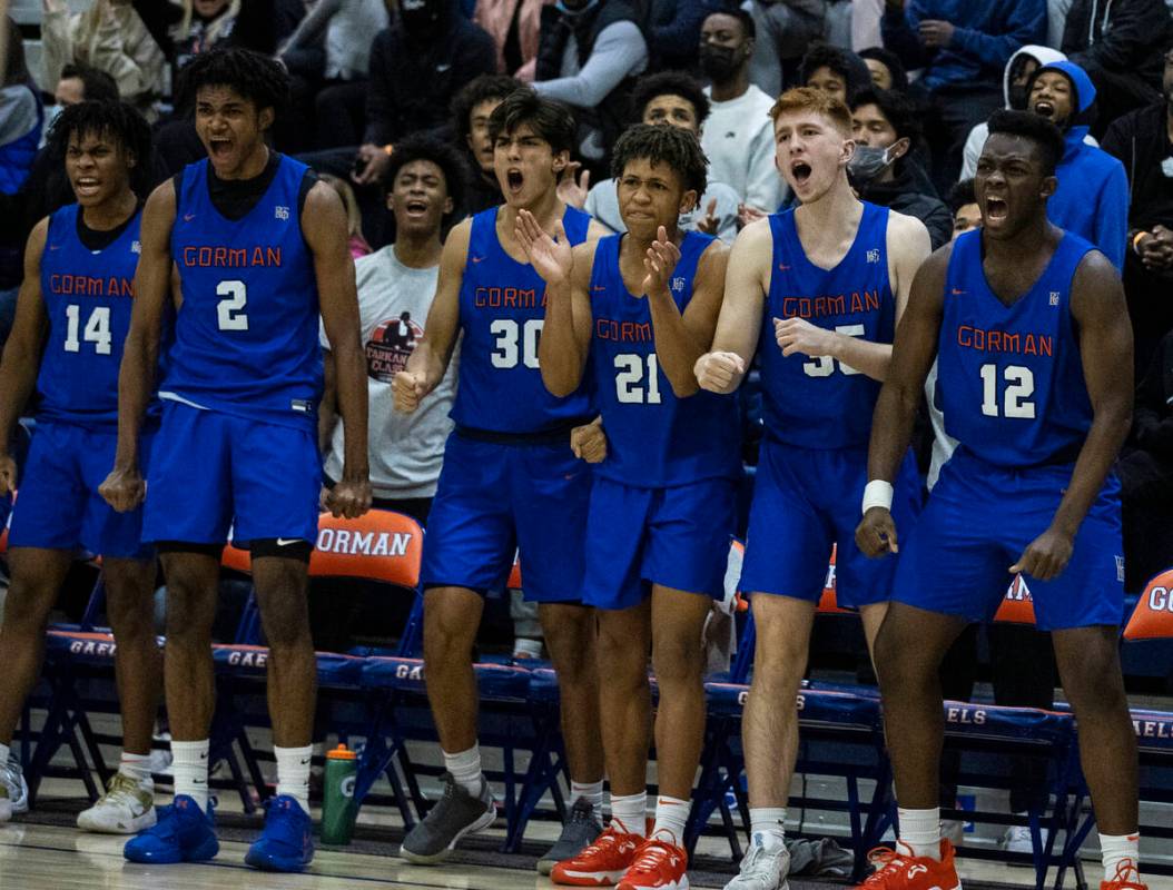 Los jugadores de Bishop Gorman reaccionan a una jugada contra Liberty High durante el partido d ...