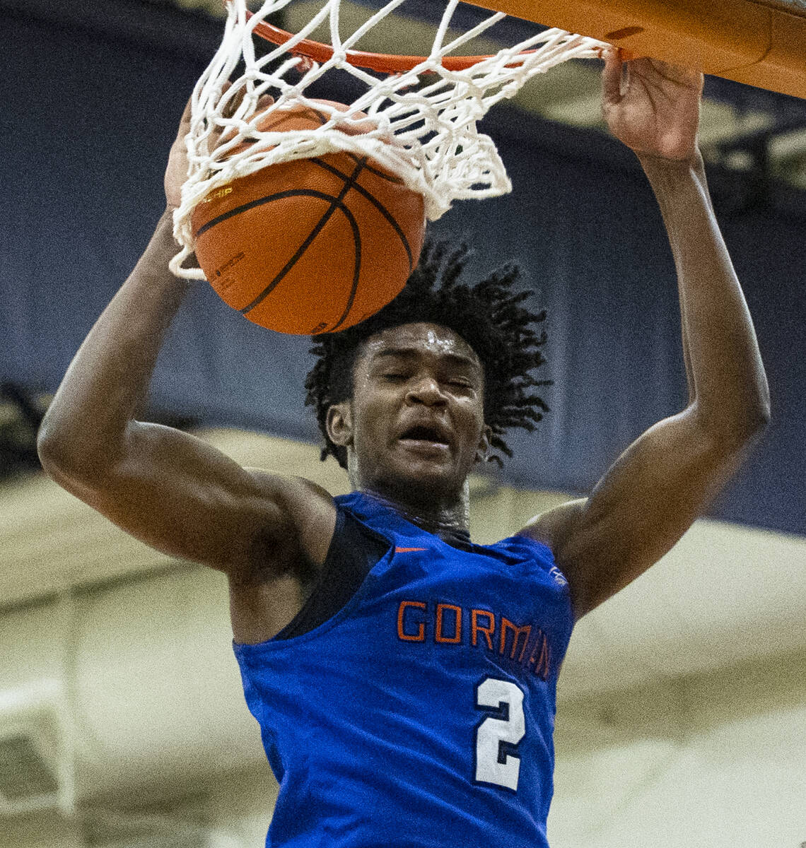 Keenan Bey (2) de Bishop Gorman hace un mate contra Liberty High durante la segunda mitad del p ...