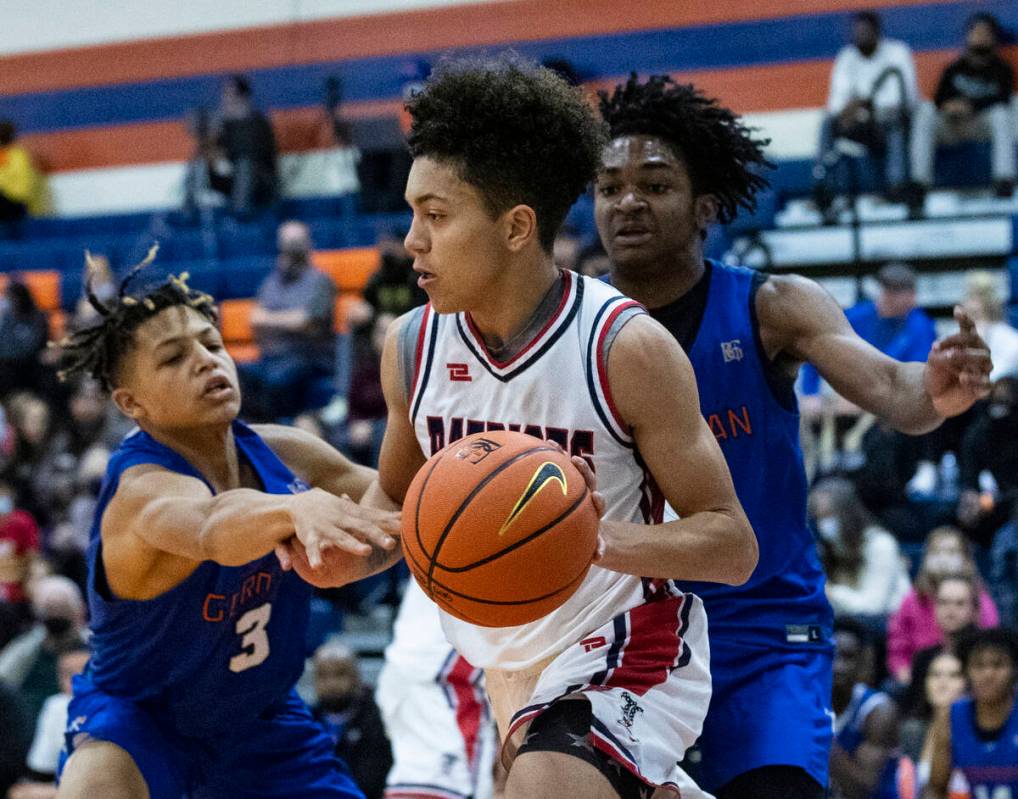 John Mobley Jr. (3) y Keenan Bey (2) de Bishop Gorman defienden contra Angelo Kambala (2) de Li ...