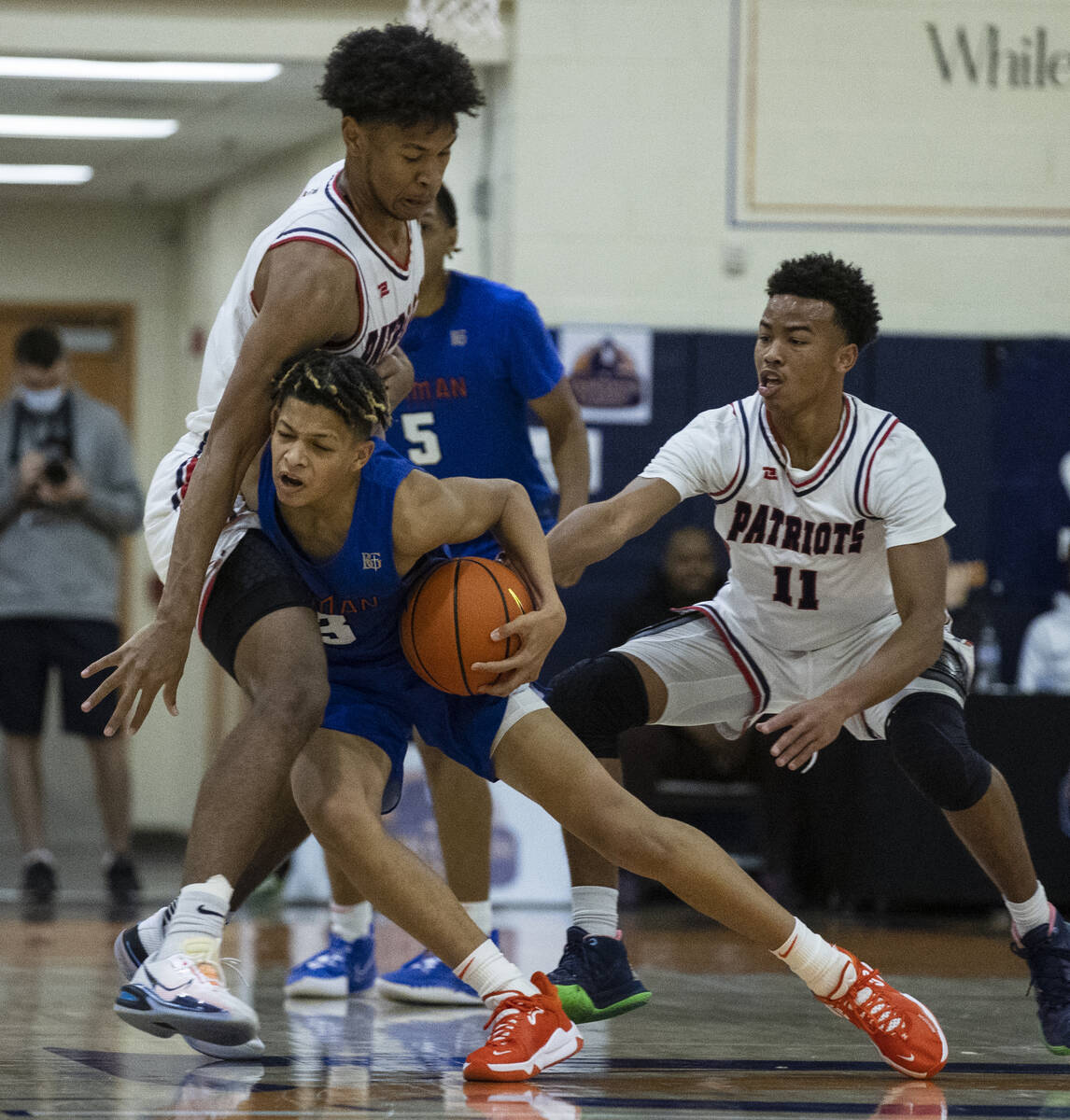 John Mobley Jr. (3) de Bishop Gorman intenta pasar por delante de Joshua Jefferson (5) y Dedan ...