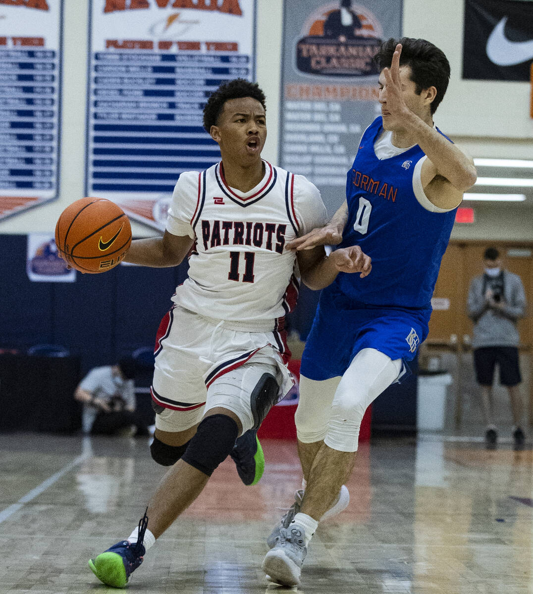 Dedan Thomas (11) de Liberty High contra Ryan Abelman (0) de Bishop Gorman durante la primera m ...