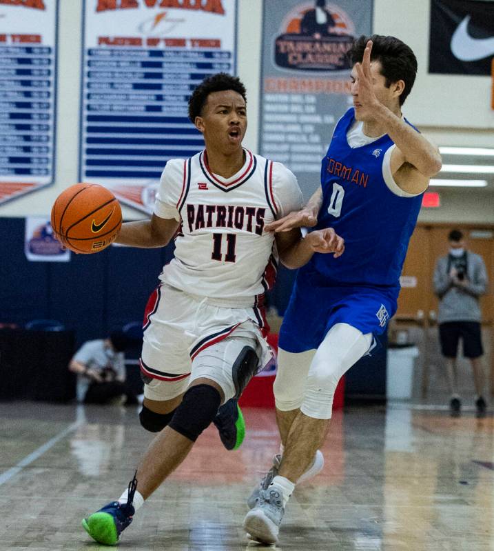 Dedan Thomas (11) de Liberty High contra Ryan Abelman (0) de Bishop Gorman durante la primera m ...