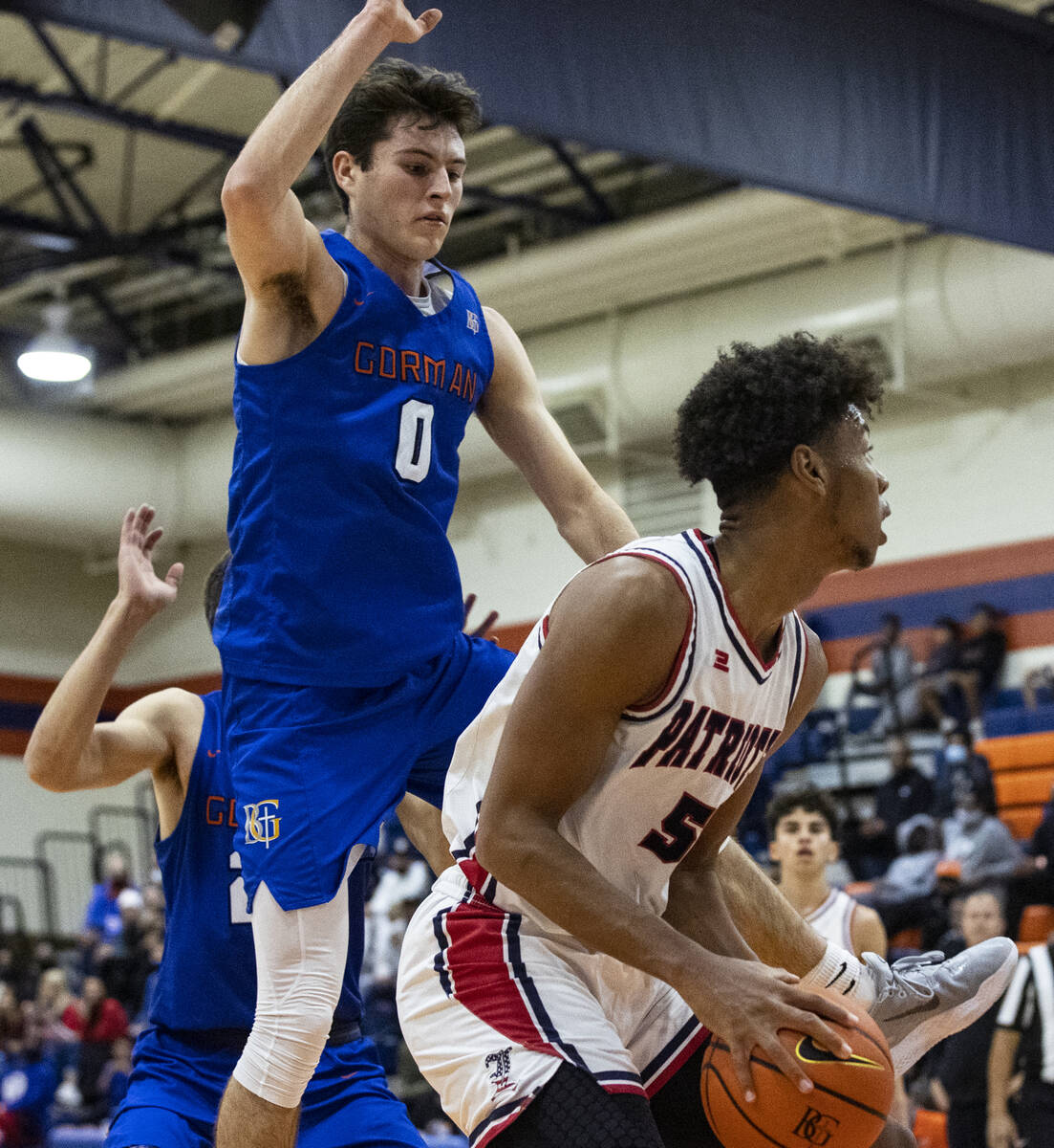 Joshua Jefferson (5) de Liberty High intenta encontrar un hueco mientras Ryan Abelman (0) de Bi ...