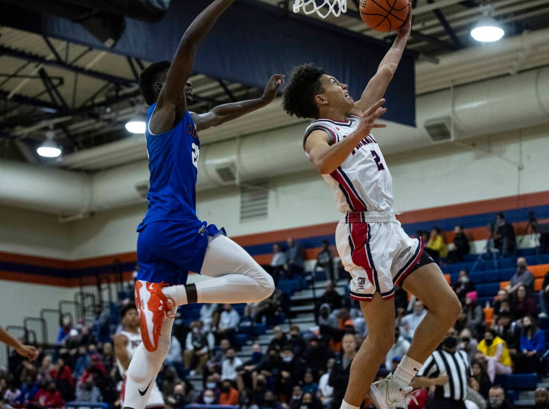 Angelo Kambala (2) de Liberty High va hacia el aro mientras Chris Nwuli (23) de Bishop Gorman d ...