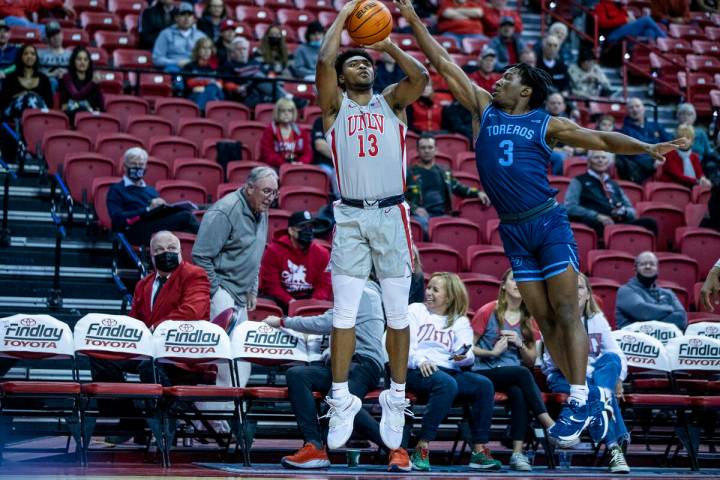 El escolta de los UNLV Rebels Bryce Hamilton (13) se prepara para una canasta de tres puntos so ...