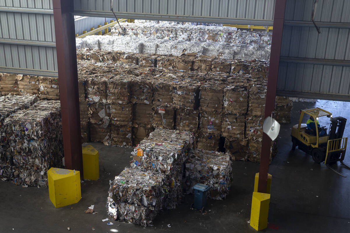 Los materiales son embalados para su reciclaje en Republic Services el viernes 22 de octubre de ...