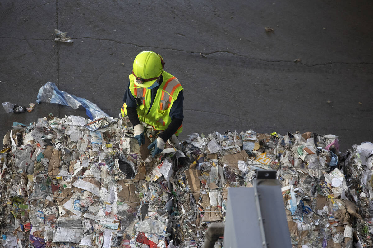 Un empleado revisa los materiales reciclados en Republic Services el viernes 22 de octubre de 2 ...