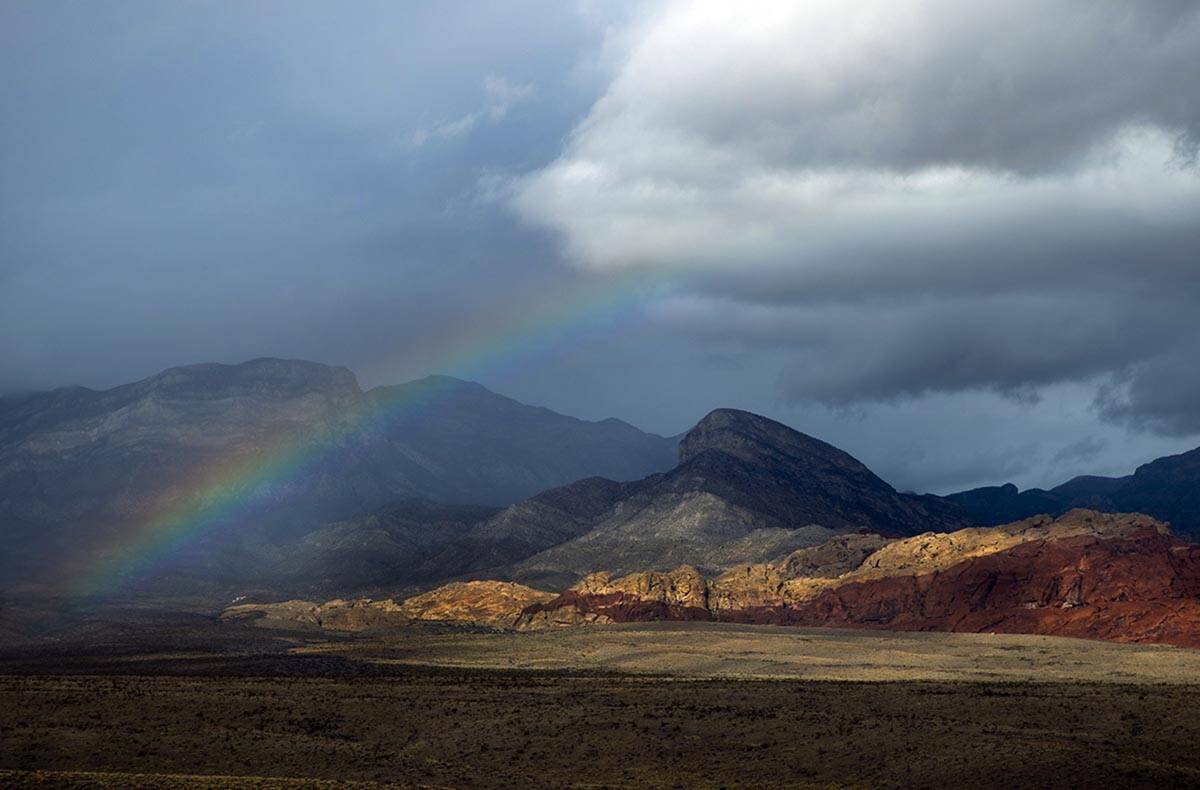Un arco iris aparece sobre el fondo del valle en el Área de Conservación Nacional del Cañón ...