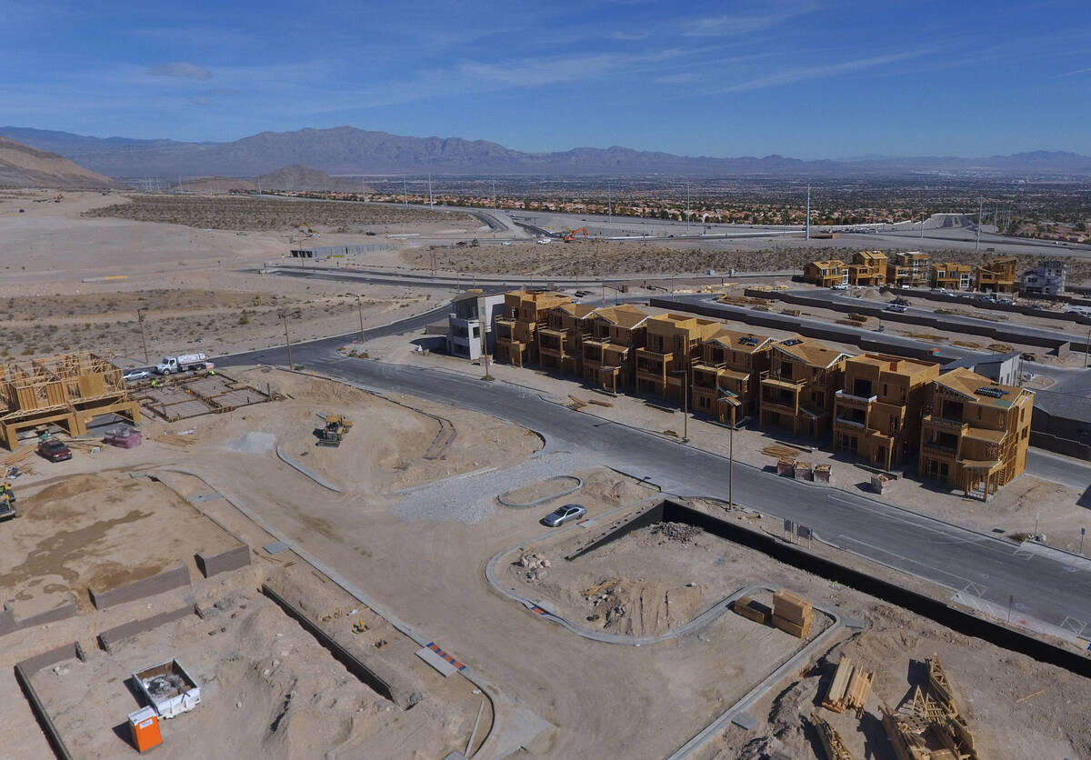 Una nueva construcción está en proceso en Summerlin Parkway y 215 Beltway, el miércoles 10 d ...