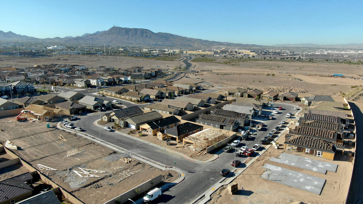 Una vista aérea de Rhapsody at Cadence, una construcción al este de Boulder Highway en Warm S ...