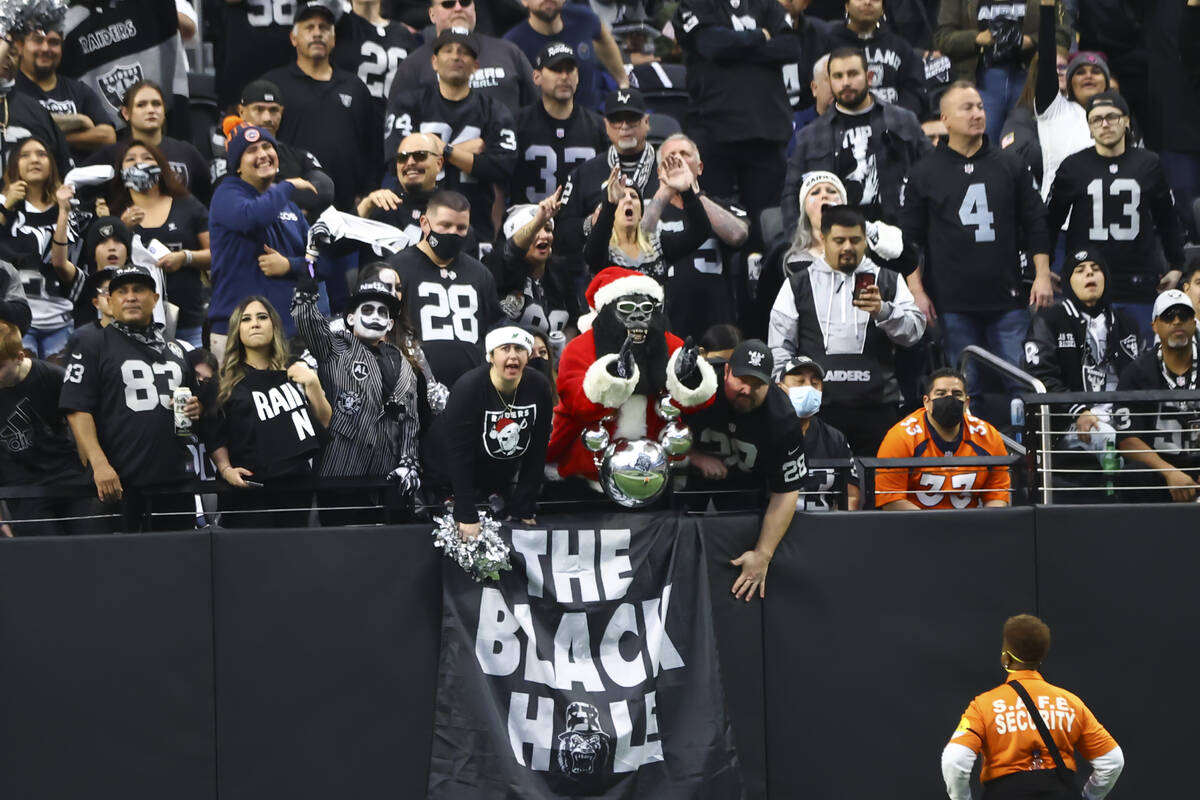 Los aficionados de los Raiders en el Black Hole animan durante la primera mitad de un partido d ...
