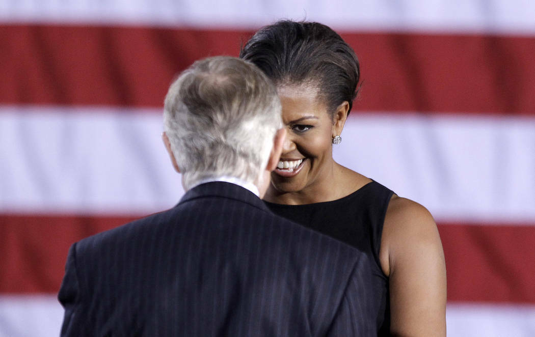 Archivo.- La primera dama Michelle Obama saluda al líder de la mayoría del Senado, Harry Reid ...