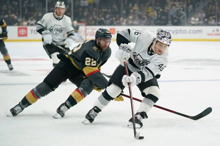 El centro de Los Ángeles Kings, Blake Lizotte (46), controla el puck contra el centro de los G ...