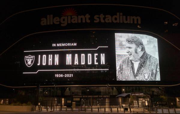 Homenaje a John Madden, el entrenador de los Raiders ganador del Super Bowl y legendario locuto ...