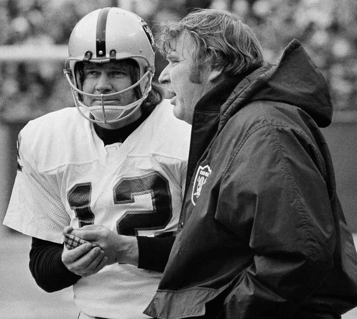 En esta foto de archivo del 4 de enero de 1976, el quarterback de los Oakland Raiders, Ken Stab ...
