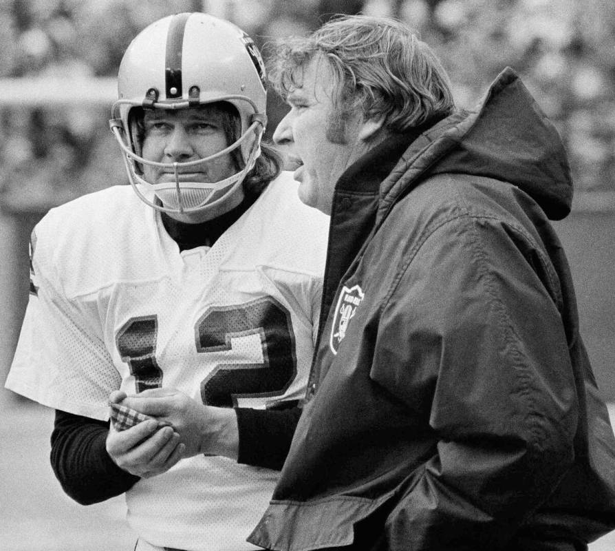 En esta foto de archivo del 4 de enero de 1976, el quarterback de los Oakland Raiders, Ken Stab ...