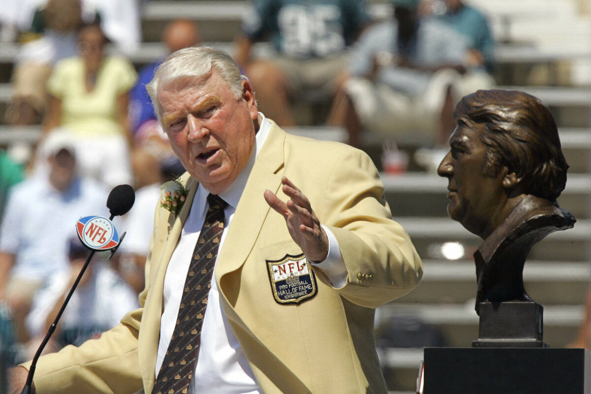 El ex entrenador de los Oakland Raiders, John Madden, gesticula apuntando su busto durante su c ...