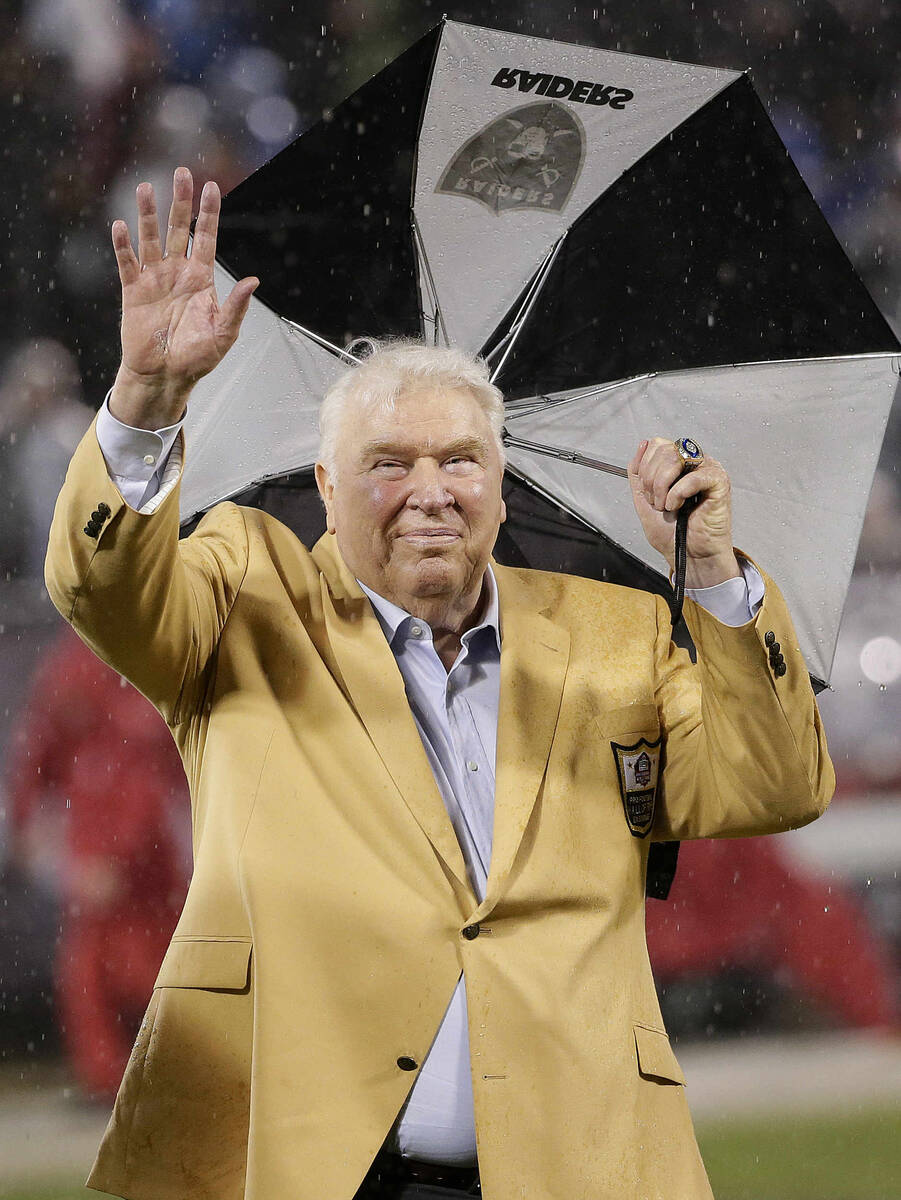 El ex entrenador de los Oakland Raiders, John Madden, saluda durante una ceremonia en honor al ...